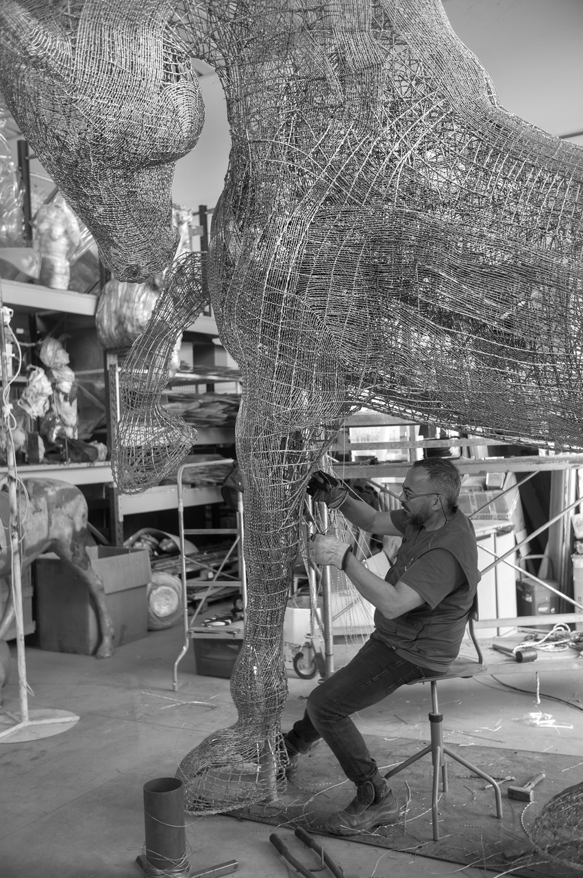 Davide Dall'Osso a lavoro in atelier - Foto: Antonio D’Ambrosio – Gruppo fotografico Giglio Rosso Castelfiorentino