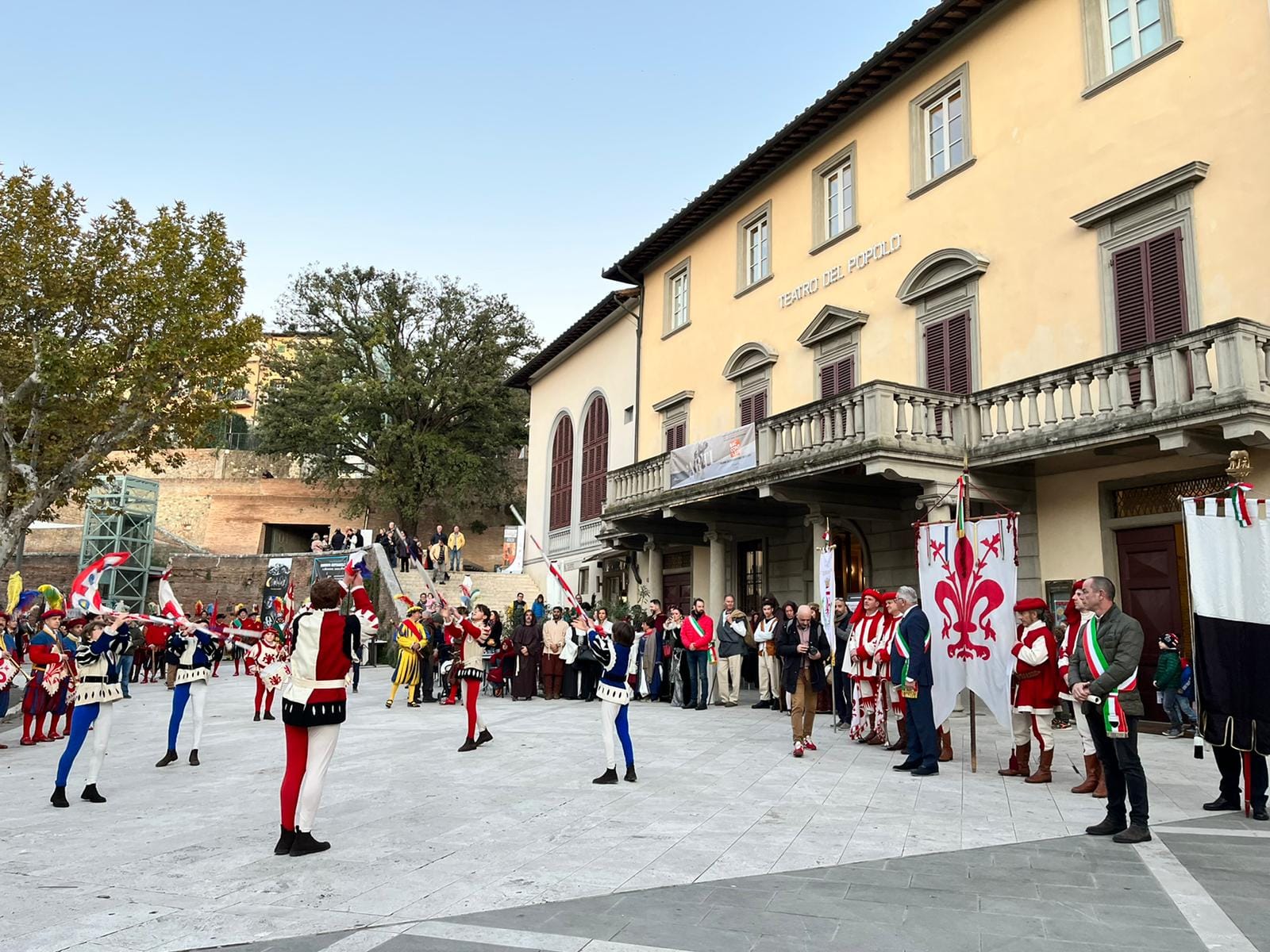 Sbandieratori in Piazza Gramsci