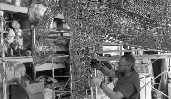 Davide Dall'Osso a lavoro in atelier - Foto: Antonio D’Ambrosio – Gruppo fotografico Giglio Rosso Castelfiorentino