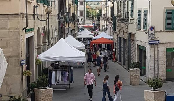 Immagine del centro di Castelfiorentino in occasione dello Sbaracco